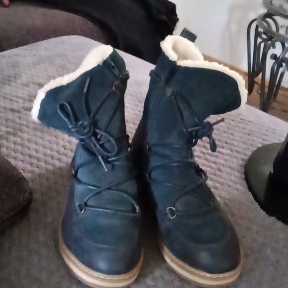 Selling very comfortable White mountain boots.. lightly worn - Picture 2 of 4